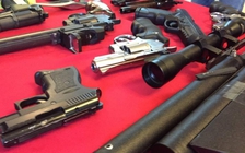 Bắt nhóm côn đồ truy sát người, thu giữ kho vũ khí nóng