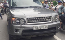 Xe Range Rover húc bay 2 mẹ con đi xe máy điện ở Hà Nội