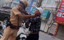 Thanh niên đi xe máy lạng lách, hành hung cảnh sát giao thông