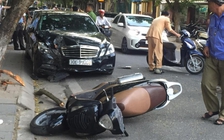 Xe Mercedes đâm liên hoàn 4 người đi xe máy ở Hà Nội