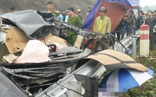 Xe 4 chỗ đấu đầu xe tải trên cao tốc, tài xế văng ra ngoài tử vong