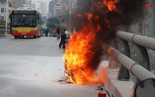 Xe máy cháy dữ dội trên cầu vượt Láng Hạ