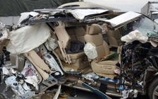 Xe Lexus vỡ nát sau cú đâm xe tải trên cao tốc Nội Bài - Lào Cai