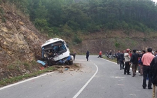 Xe chở khách đi tượng đài Thánh Gióng đâm vào vách núi, 1 người tử vong