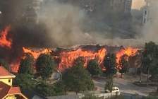 Lửa bao trùm nhiều nhà tôn ở khu biệt thự cao cấp quận Tây Hồ