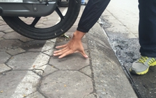 Vỉa hè Hà Nội chỉ còn hơn gang tay cho... người đi bộ