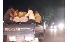 Vĩnh Phúc: Tước giấy phép lái xe của tài xế chở người trên thùng xe tải đi ăn cưới