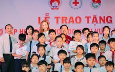 Minh Hằng trao quà cho học sinh nghèo vượt khó