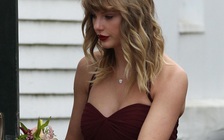Taylor Swift buồn bã khi làm phù dâu trong lễ cưới bạn thân