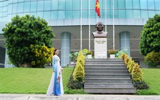 Người đẹp biển Ninh Hoàng Ngân dịu dàng trong tà áo dài