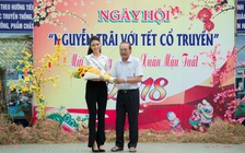 Á hậu Mâu Thủy về trường cũ chúc tết thầy cô