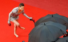 Kristen Stewart 'cướp' thảm đỏ Cannes với màn tháo giày đi chân đất