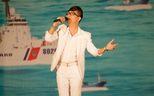 Long Nhật hát phục vụ bà con ngư dân Cần Giờ