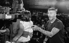 David Beckham thích thú nựng yêu con gái siêu mẫu Hà Anh