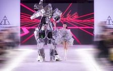 Người mẫu nhí catwalk cùng robot khiến khán giả thích thú
