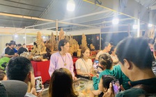 Hoài Linh ra hội chợ tết bán hàng gây tắc nghẽn