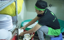 Quán quân Vietnam Idol Kids Hồ Văn Cuờng rửa chén trong quán của Phi Nhung