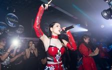 Chi Pu ngày càng táo bạo, mặc váy sexy hết nấc đi diễn bar