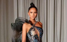 Hoa hậu H'Hen Niê tự hào diện áo dài ở Ý