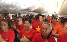 Quốc ca Việt Nam hát vang trên chuyến bay chở ba mẹ tuyển thủ, CĐV sang UAE
