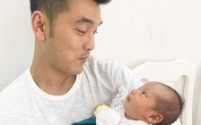 Ưng Hoàng Phúc khoe cận mặt con gái một tháng tuổi
