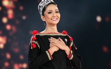 H'Hen Niê đi chân trần, diện trang phục Ê Đê khi trao lại vương miện