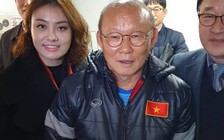 Cô gái Việt gây chú ý khi chụp ảnh cùng ông Park Hang-seo tại Hàn Quốc