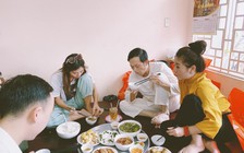 Hoài Linh giản dị ngồi ăn cơm cùng Thúy Nga, Nam Thư