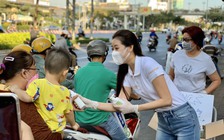 Hoa hậu Khánh Vân ra đường phát nước rửa tay