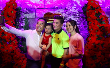 Người dân tìm đến biệt thự Đàm Vĩnh Hưng chơi Noel