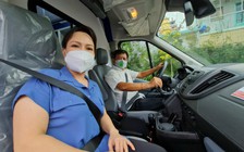 Nghệ sĩ Việt Hương bàn giao xe cứu thương mới cho ông Đoàn Ngọc Hải