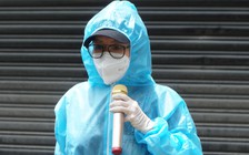 Việt Hương phản ứng bất ngờ khi khán giả đòi ôm lúc đi làm từ thiện