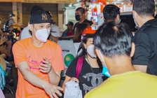 Nguyên Vũ đi xe máy trao quà cho người lang thang