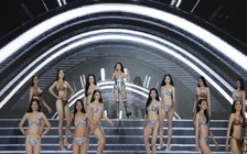 Dàn thí sinh 'Miss World Vietnam' trình diễn bikini nóng bỏng