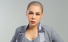 Việt Hương gây 'sốc' với hình ảnh cạo trọc đầu