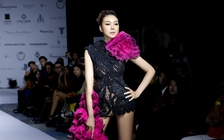 Siêu mẫu Thanh Hằng khoe chân dài 1,12m trên sàn diễn