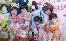 Vợ chồng Việt Hương phát quà Trung thu cho các em nhỏ