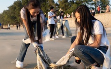 Thí sinh 'Hoa hậu Biển đảo Việt Nam' dọn rác bảo vệ môi trường