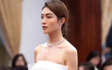Á hậu Lệ Hằng đeo trang sức kim cương làm vedette show thời trang