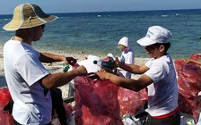 Lặn... vớt rác ở rạn san hô đảo Lý Sơn