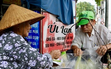 Bà Ba bán xôi gần 60 năm ở Sài Gòn thấy ai nghèo khổ tự động cho