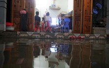 Nước lũ bao vây, người dân vẫn xem tiếp lửa tuyển Việt Nam đá hòa Thái Lan