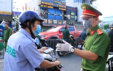 TP.HCM giãn cách xã hội: Công nhân không ‘giấy thông hành’ quay đầu, đành mất ngày lương