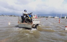 Xe lôi chở xe máy giữa biển nước giá dao động khoảng 100.000 đồng