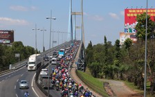 Người miền Tây kẹt cứng giữa trưa nắng 10 cây số ngay cầu Mỹ Thuận
