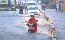 TP.HCM mưa to ngay giờ tan tầm, nhiều tuyến đường bị ngập nước