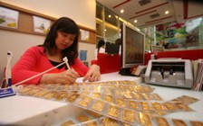 Vàng ‘bay’ 200.000 đồng/lượng