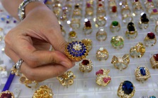 Vàng SJC giảm giá ngược chiều thế giới