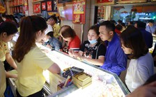 Giá vàng giảm, USD trái chiều