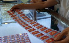 Vàng giảm giá, USD 'bật' tăng